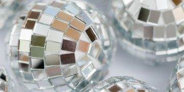 Bạc Giảm Xuống Mức Thấp Nhất Trong Ba Tuần