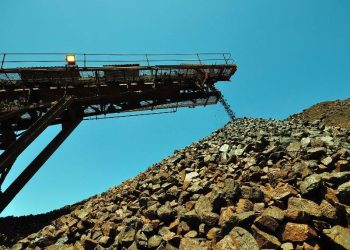 Dầu Thô Giảm Nhẹ Do Sức Mạnh Của Đồng USD Và Nguồn Cung Dầu Dồi Dào Của Mỹ