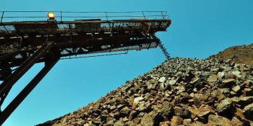 Dầu Thô Giảm Nhẹ Do Sức Mạnh Của Đồng USD Và Nguồn Cung Dầu Dồi Dào Của Mỹ