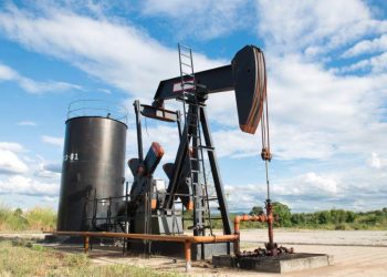 Giá Dầu Giảm Nhẹ Do Đồng Đô La Mỹ Mạnh Và Các Tin Tức Kinh Tế Toàn Cầu Trái Chiều