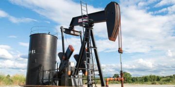 Giá Dầu Giảm Nhẹ Do Đồng Đô La Mỹ Mạnh Và Các Tin Tức Kinh Tế Toàn Cầu Trái Chiều