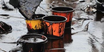 Giá Dầu Giảm Do Lo Ngại Nhu Cầu Yếu Tại Mỹ Sau Khi Tồn Kho Bất Ngờ Tăng