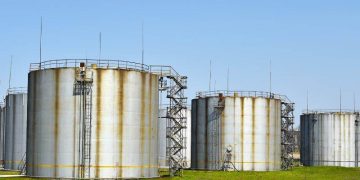 Giá Dầu Tăng 1 USD Khi Lo Ngại Về Gián Đoạn Nguồn Cung Toàn Cầu Vượt Qua Lượng Dự Trữ Dồi Dào Của Mỹ