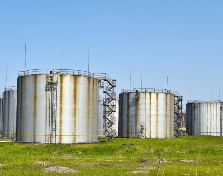 Giá Dầu Tăng 1 USD Khi Lo Ngại Về Gián Đoạn Nguồn Cung Toàn Cầu Vượt Qua Lượng Dự Trữ Dồi Dào Của Mỹ