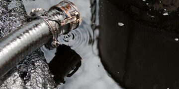 Giá Dầu Tăng Nhẹ Nhờ Tồn Kho Dầu Mỹ Giảm Nhưng Lo Ngại Từ Trung Quốc Hạn Chế Đà Tăng