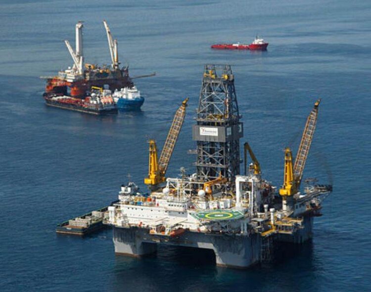 Giá Dầu Tăng 2% Do Đồng Đô La Mỹ Yếu Đi