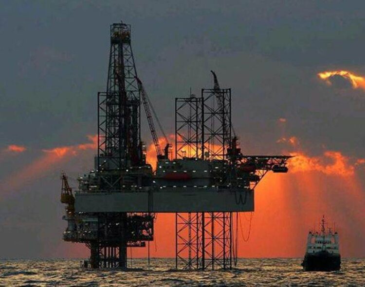 Giá Dầu Ổn Định Giữa Hy Vọng Cắt Giảm Lãi Suất Của Mỹ Và Tín Hiệu Suy Giảm Kinh Tế