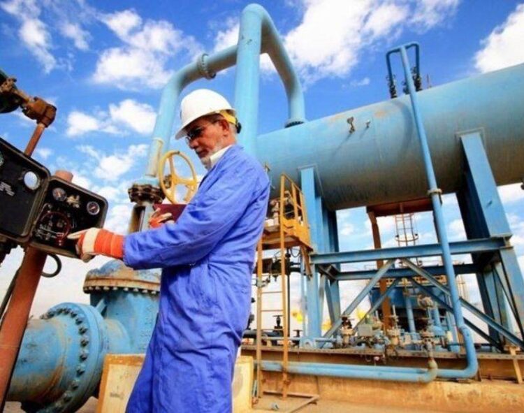 Giá Dầu Giảm 2% Xuống Mức Thấp Nhất Trong 6 Tuần Do Đàm Phán Ngừng Bắn Và Lo Ngại Về Nhu Cầu