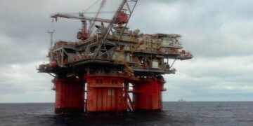 Giá Dầu Thô Tiếp Tục Giảm Do Bất Ổn Kinh Tế