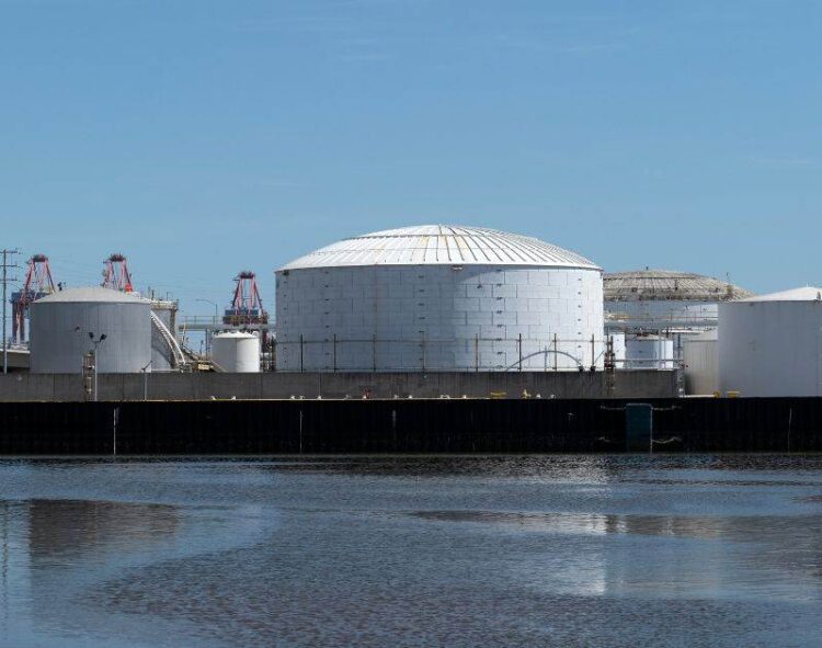 Dầu Tăng Nhẹ Nhờ Dữ Liệu GDP Mạnh Của Mỹ Nhưng Lo Ngại Kinh Tế Châu Á Hạn Chế Đà Tăng