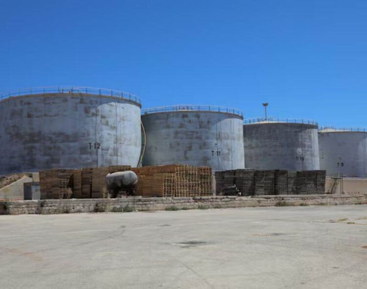 Giá Dầu Tạm Dừng Tăng Sau Khi Tăng Mạnh Do Tình Trạng Mất Điện Ở Libya Và Căng Thẳng Ở Trung Đông