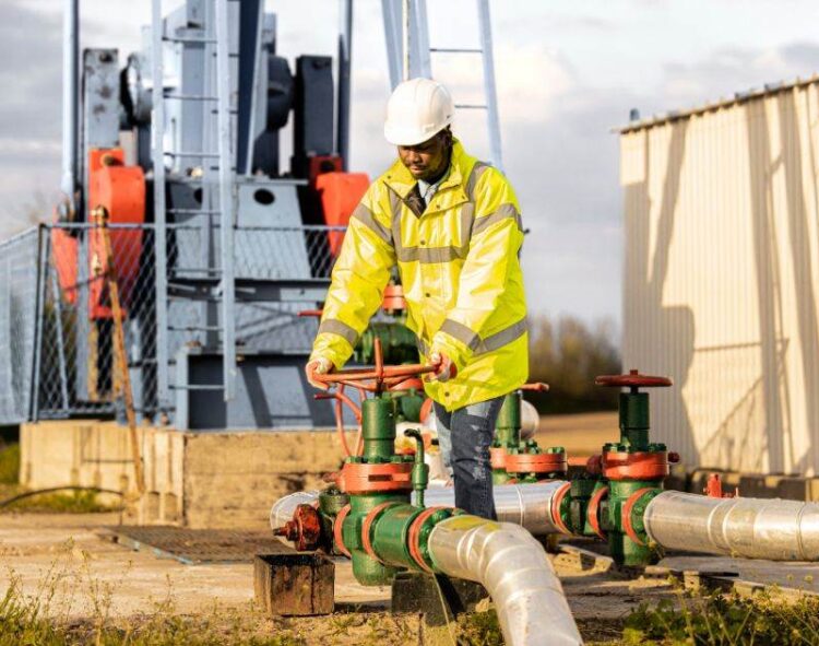 Giá Dầu Tăng Hơn 1 Đô La Vì Lo Ngại Xung Đột Trung Đông Lan Rộng