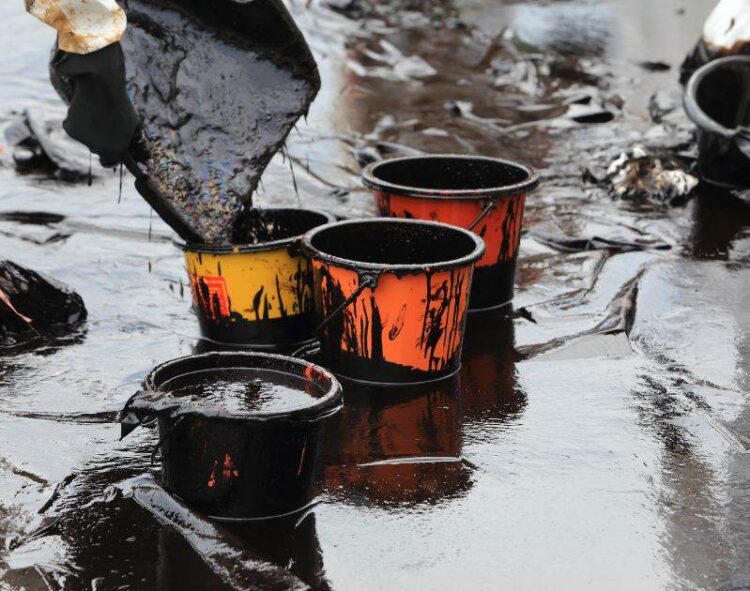 Giá dầu tiếp tục tăng khi Phố Wall chuẩn bị cho cuộc đối đầu với Iran