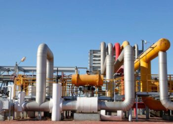 Giá dầu chuẩn bị tăng trong tuần khi tâm lý lạc quan gia tăng Cre: Oil Price- biên soạn bởi EDU TRADE Giá dầu thô đang trên đà tăng trong tuần vào đầu ngày hôm nay mặc dù có một số yếu tố cản trở mạnh khiến giá dầu chuẩn giảm vào đầu tuần. Một đợt không kích mới của Israel vào Gaza một lần nữa làm tăng giá dầu thô, đẩy giá dầu Brent và WTI lên cao hơn khi triển vọng ngừng bắn một lần nữa lại trở nên xa vời. Tại Hoa Kỳ, số liệu thất nghiệp tốt hơn dự kiến ​​đã dập tắt mối lo ngại về quốc gia tiêu thụ dầu lớn nhất thế giới. Điều thú vị là báo cáo việc làm đã đẩy giá dầu xuống thấp hơn vào đầu tuần. Báo cáo việc làm tháng 7 của Cục Thống kê Lao động cho thấy tỷ lệ thất nghiệp tăng lên 4,3%, làm dấy lên nỗi lo về suy thoái kinh tế. Giá xăng tại Mỹ giảm tuần thứ 4 liên tiếp Nhà phân tích Giovanni Staunovo của UBS nói với Reuters rằng: "Dữ liệu mới nhất của Hoa Kỳ về số đơn xin trợ cấp thất nghiệp cho thấy nền kinh tế Hoa Kỳ vẫn đang phát triển, làm giảm bớt một số lo ngại về nhu cầu dầu mỏ" . Phó chủ tịch cấp cao phụ trách giao dịch của BOK Financial Securities, Dennis Kissler, nói với Bloomberg rằng: "Sự phục hồi của thị trường chứng khoán cũng đang làm giảm bớt một số lo ngại về nhu cầu suy thoái", đồng thời lưu ý đến kỳ vọng về một cuộc trả đũa của Iran đối với Israel vì cuộc tấn công giết chết chỉ huy cấp cao của Hamas tại Tehran. Nhà kinh tế trưởng Tim Snyder của Matador Economics nói với Reuters rằng: "Giá dầu thô sẽ tăng đột biến nếu Iran trả đũa trên diện rộng và tôi nghĩ đó là điều mà mọi người lo lắng nhất". Nhà phân tích Daniel Hynes của ANZ nói với Reuters rằng: "Dầu thô tiếp tục phục hồi sau đợt giảm giá gần đây khi những rủi ro địa chính trị gia tăng được chú ý". Reuters đưa tin rằng ANZ dự kiến ​​giá dầu thô sẽ tăng 3% trong tuần vào hôm nay. Những con số mới nhất hàng tuần dường như đã đủ để xua tan nỗi sợ hãi đó, giúp giá dầu tăng cao hơn, với một số hỗ trợ từ việc ngừng sản xuất của Libya tại mỏ dầu lớn nhất nước này. Sharara đã đóng cửa vào đầu tuần trong bối cảnh các cuộc biểu tình.