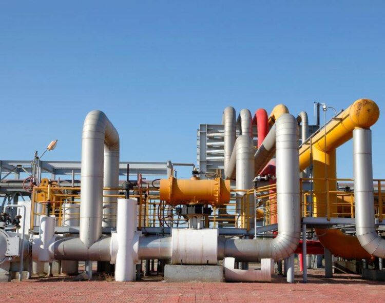 Giá dầu chuẩn bị tăng trong tuần khi tâm lý lạc quan gia tăng Cre: Oil Price- biên soạn bởi EDU TRADE Giá dầu thô đang trên đà tăng trong tuần vào đầu ngày hôm nay mặc dù có một số yếu tố cản trở mạnh khiến giá dầu chuẩn giảm vào đầu tuần. Một đợt không kích mới của Israel vào Gaza một lần nữa làm tăng giá dầu thô, đẩy giá dầu Brent và WTI lên cao hơn khi triển vọng ngừng bắn một lần nữa lại trở nên xa vời. Tại Hoa Kỳ, số liệu thất nghiệp tốt hơn dự kiến ​​đã dập tắt mối lo ngại về quốc gia tiêu thụ dầu lớn nhất thế giới. Điều thú vị là báo cáo việc làm đã đẩy giá dầu xuống thấp hơn vào đầu tuần. Báo cáo việc làm tháng 7 của Cục Thống kê Lao động cho thấy tỷ lệ thất nghiệp tăng lên 4,3%, làm dấy lên nỗi lo về suy thoái kinh tế. Giá xăng tại Mỹ giảm tuần thứ 4 liên tiếp Nhà phân tích Giovanni Staunovo của UBS nói với Reuters rằng: "Dữ liệu mới nhất của Hoa Kỳ về số đơn xin trợ cấp thất nghiệp cho thấy nền kinh tế Hoa Kỳ vẫn đang phát triển, làm giảm bớt một số lo ngại về nhu cầu dầu mỏ" . Phó chủ tịch cấp cao phụ trách giao dịch của BOK Financial Securities, Dennis Kissler, nói với Bloomberg rằng: "Sự phục hồi của thị trường chứng khoán cũng đang làm giảm bớt một số lo ngại về nhu cầu suy thoái", đồng thời lưu ý đến kỳ vọng về một cuộc trả đũa của Iran đối với Israel vì cuộc tấn công giết chết chỉ huy cấp cao của Hamas tại Tehran. Nhà kinh tế trưởng Tim Snyder của Matador Economics nói với Reuters rằng: "Giá dầu thô sẽ tăng đột biến nếu Iran trả đũa trên diện rộng và tôi nghĩ đó là điều mà mọi người lo lắng nhất". Nhà phân tích Daniel Hynes của ANZ nói với Reuters rằng: "Dầu thô tiếp tục phục hồi sau đợt giảm giá gần đây khi những rủi ro địa chính trị gia tăng được chú ý". Reuters đưa tin rằng ANZ dự kiến ​​giá dầu thô sẽ tăng 3% trong tuần vào hôm nay. Những con số mới nhất hàng tuần dường như đã đủ để xua tan nỗi sợ hãi đó, giúp giá dầu tăng cao hơn, với một số hỗ trợ từ việc ngừng sản xuất của Libya tại mỏ dầu lớn nhất nước này. Sharara đã đóng cửa vào đầu tuần trong bối cảnh các cuộc biểu tình.