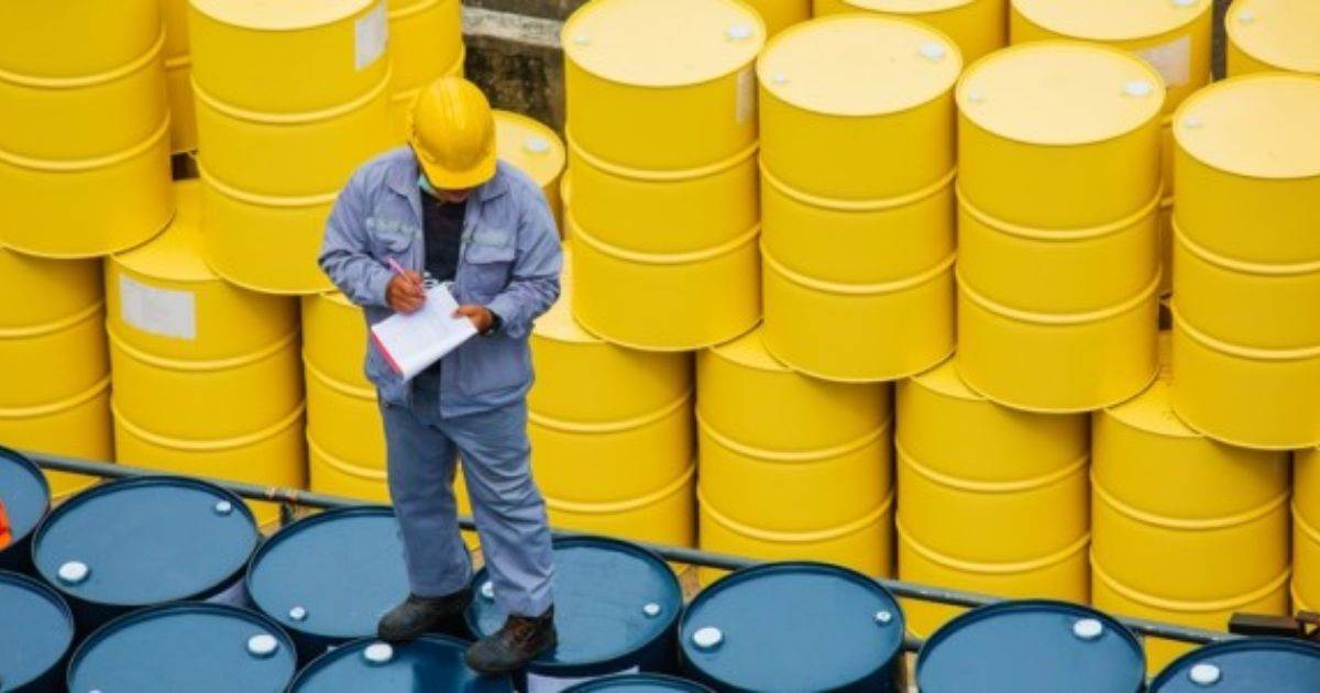 Giá dầu chuẩn bị tăng trong tuần khi tâm lý lạc quan gia tăng
Cre: Oil Price- biên soạn bởi EDU TRADE

Giá dầu thô đang trên đà tăng trong tuần vào đầu ngày hôm nay mặc dù có một số yếu tố cản trở mạnh khiến giá dầu chuẩn giảm vào đầu tuần.
Một đợt không kích mới của Israel vào Gaza một lần nữa làm tăng giá dầu thô, đẩy giá dầu Brent và WTI lên cao hơn khi triển vọng ngừng bắn một lần nữa lại trở nên xa vời.
Tại Hoa Kỳ, số liệu thất nghiệp tốt hơn dự kiến ​​đã dập tắt mối lo ngại về quốc gia tiêu thụ dầu lớn nhất thế giới. Điều thú vị là báo cáo việc làm đã đẩy giá dầu xuống thấp hơn vào đầu tuần. Báo cáo việc làm tháng 7 của Cục Thống kê Lao động cho thấy tỷ lệ thất nghiệp tăng lên 4,3%, làm dấy lên nỗi lo về suy thoái kinh tế.
Giá xăng tại Mỹ giảm tuần thứ 4 liên tiếp
Nhà phân tích Giovanni Staunovo của UBS nói với Reuters rằng: "Dữ liệu mới nhất của Hoa Kỳ về số đơn xin trợ cấp thất nghiệp cho thấy nền kinh tế Hoa Kỳ vẫn đang phát triển, làm giảm bớt một số lo ngại về nhu cầu dầu mỏ" .
Phó chủ tịch cấp cao phụ trách giao dịch của BOK Financial Securities, Dennis Kissler, nói với Bloomberg rằng: "Sự phục hồi của thị trường chứng khoán cũng đang làm giảm bớt một số lo ngại về nhu cầu suy thoái", đồng thời lưu ý đến kỳ vọng về một cuộc trả đũa của Iran đối với Israel vì cuộc tấn công giết chết chỉ huy cấp cao của Hamas tại Tehran.
Nhà kinh tế trưởng Tim Snyder của Matador Economics nói với Reuters rằng: "Giá dầu thô sẽ tăng đột biến nếu Iran trả đũa trên diện rộng và tôi nghĩ đó là điều mà mọi người lo lắng nhất".
Nhà phân tích Daniel Hynes của ANZ nói với Reuters rằng: "Dầu thô tiếp tục phục hồi sau đợt giảm giá gần đây khi những rủi ro địa chính trị gia tăng được chú ý". Reuters đưa tin rằng ANZ dự kiến ​​giá dầu thô sẽ tăng 3% trong tuần vào hôm nay.
Những con số mới nhất hàng tuần dường như đã đủ để xua tan nỗi sợ hãi đó, giúp giá dầu tăng cao hơn, với một số hỗ trợ từ việc ngừng sản xuất của Libya tại mỏ dầu lớn nhất nước này. Sharara đã đóng cửa vào đầu tuần trong bối cảnh các cuộc biểu tình.

