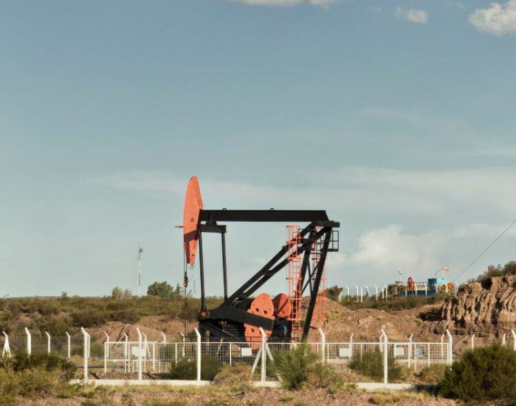 Dầu Giữ Vững Mức Tăng Của Tuần Trước Nhờ Căng Thẳng Ở Trung Đông Và Dữ Liệu Kinh Tế