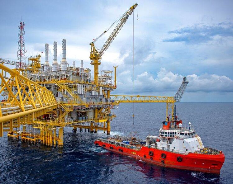 Giá Dầu Tăng Do Lo Ngại Về Chiến Tranh Ở Trung Đông, Dự Trữ Dầu Thô Của Hoa Kỳ Giảm