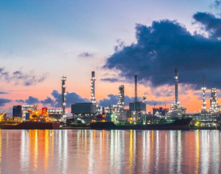 Các Nhà Máy Lọc Dầu Trung Quốc Ghi Nhận Sản Lượng Giảm 6% Trong Tháng 7