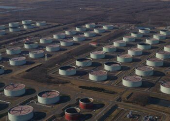 Giá Dầu Giảm Do Dự Trữ Dầu Thô Của Mỹ Tăng, Căng Thẳng Ở Trung Đông Dịu Đi