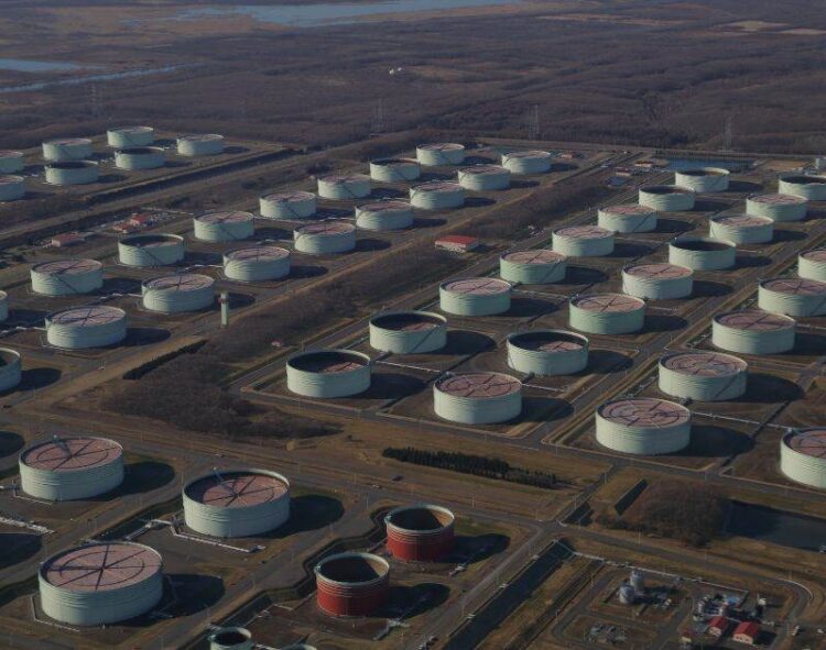 Giá Dầu Giảm Do Dự Trữ Dầu Thô Của Mỹ Tăng, Căng Thẳng Ở Trung Đông Dịu Đi