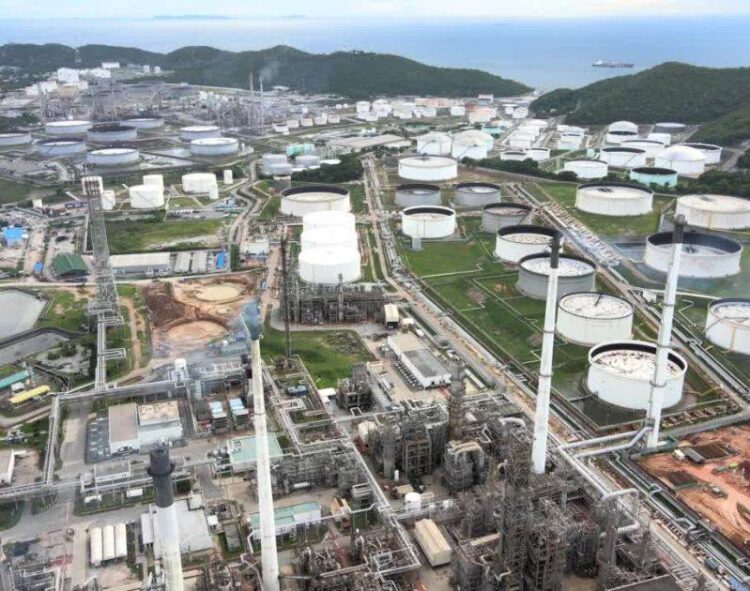 Việc Tăng Dự Trữ Dầu Thô Bất Ngờ Làm Tăng Áp Lực Lên Giá Dầu