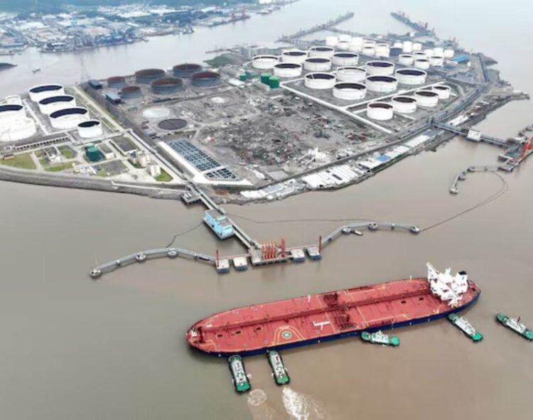 Giá dầu tăng nhẹ nhờ kỳ vọng cắt giảm lãi suất của Fed