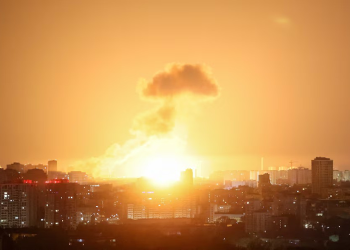 Vụ nổ lớn ở Kiev khi tên lửa, UAV Nga tập kích (ảnh: Reuters). Nga tập kích tên lửa dữ dội Kiev, ông Zelensky lập tức về nước