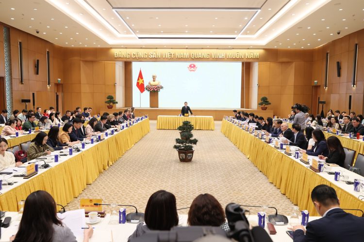 Phó thủ tướng chủ trì cuộc họp - Ảnh: VGP