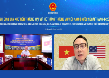 Ông Đỗ Ngọc Hưng, Trưởng Cơ quan Thương vụ Việt Nam tại Mỹ (bên phải) tham dự trực tuyến. Mỹ mời Việt Nam sang họp khởi động đàm phán về thỏa thuận thương mại