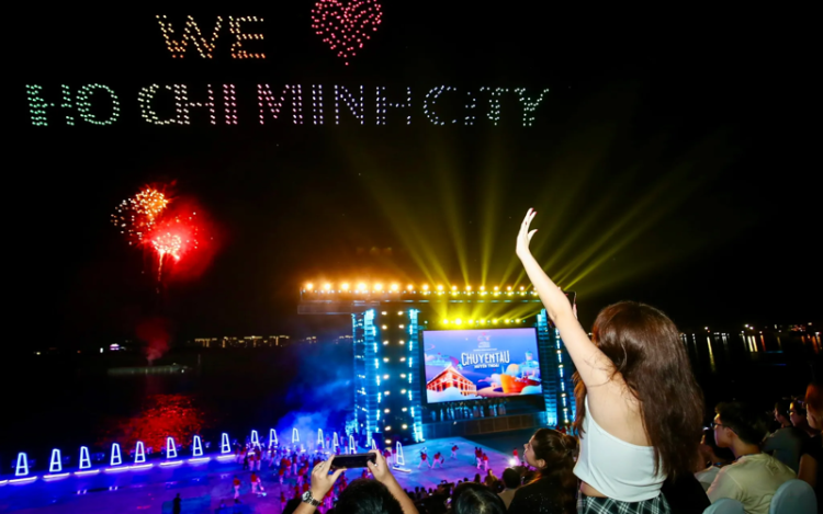 Ảnh minh họa: TP.HCM tổng duyệt trình diễn drone ở sông Sài Gòn: Màn trình diễn ánh sáng ấn tượng