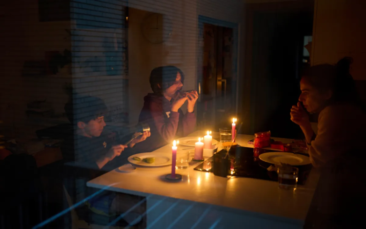 Tây Ban Nha và Bồ Đào Nha hỗn loạn do mất điện diện rộng. Ảnh: AP