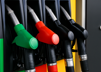 Giá xăng RON 95 về sát 19.000 đồng/mỗt lít