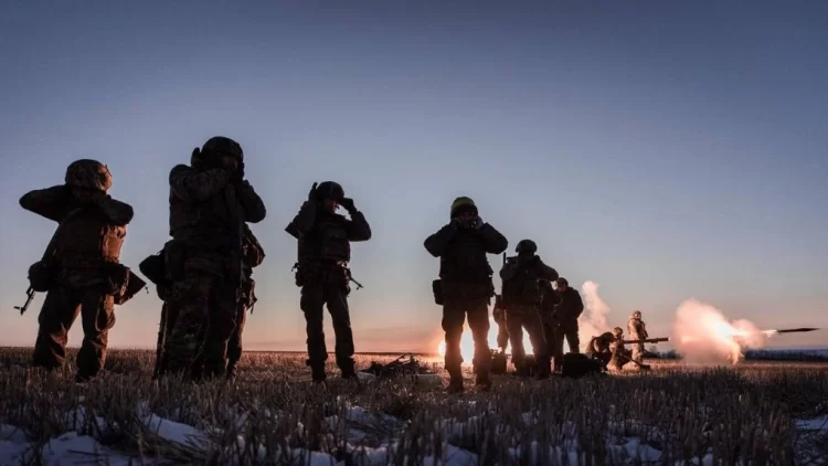 Quân tinh nhuệ Nga áp sát chốt chặn Donetsk, Ukraine sẵn sàng phản công quyết liệt. Binh sĩ Ukraine ở ngoài Kostiantynivka (Ảnh: Euromaidan Press).