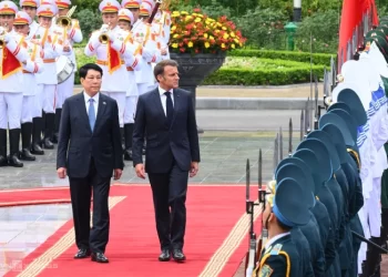 Chủ tịch nước Lương Cường chủ trì lễ đón Tổng thống Pháp Emmanuel Macron thăm cấp Nhà nước Việt Nam. Chủ tịch nước Lương Cường và Tổng thống Emmanuel Macron duyệt đội danh dự tại Phủ Chủ tịch ngày 26/5. Ảnh: Giang Huy