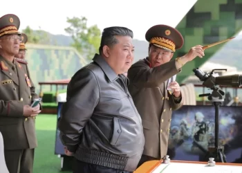 Tham vọng xây dựng hải quân biển xanh của ông Kim Jong-un: Tín hiệu răn đe mới từ Bình Nhưỡng. Lãnh đạo Triều Tiên Kim Jong-un thị sát một cuộc tập trận quân sự hôm 13/5. Ảnh: KCNA