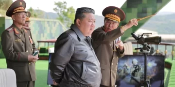 Tham vọng xây dựng hải quân biển xanh của ông Kim Jong-un: Tín hiệu răn đe mới từ Bình Nhưỡng. Lãnh đạo Triều Tiên Kim Jong-un thị sát một cuộc tập trận quân sự hôm 13/5. Ảnh: KCNA