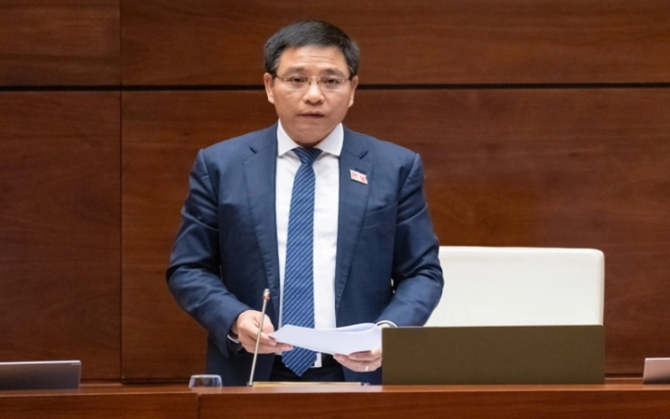 Sẽ có ưu đãi lớn khi hộ kinh doanh chuyển thành doanh nghiệp từ năm 2026. Bộ trưởng Tài chính Nguyễn Văn Thắng phát biểu tại phiên thảo luận dự thảo Nghị quyết cơ chế đặc biệt phát triển kinh tế tư nhân, ngày 16/5. Ảnh: Trung tâm báo chí Quốc hội