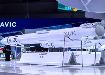 Trận không chiến Pakistan - Ấn Độ: Vũ khí Trung Quốc thể hiện hiệu quả trong thực chiến. Tên lửa PL-15E trong một cuộc triển lãm của Trung Quốc. Ảnh: Sina