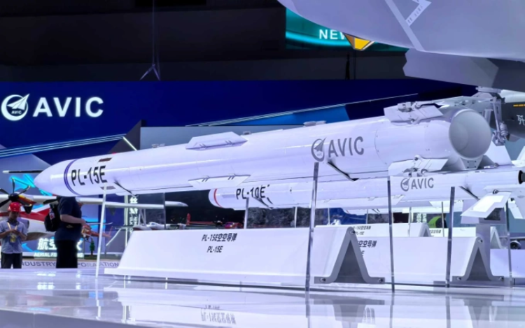 Trận không chiến Pakistan - Ấn Độ: Vũ khí Trung Quốc thể hiện hiệu quả trong thực chiến. Tên lửa PL-15E trong một cuộc triển lãm của Trung Quốc. Ảnh: Sina