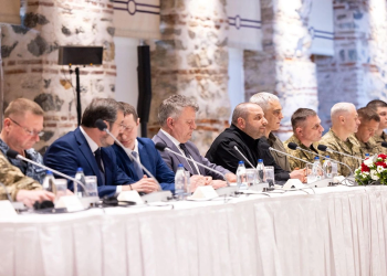 Rộ nghi vấn phiên dịch viên Ukraine bỏ trốn trong lúc đàm phán với Nga tại Istanbul. Phái đoàn Ukraine tại cuộc đàm phán với Nga ở Istanbul ngày 16/5 (Ảnh: Reuters).