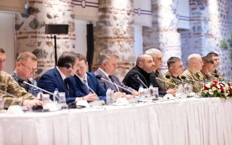 Rộ nghi vấn phiên dịch viên Ukraine bỏ trốn trong lúc đàm phán với Nga tại Istanbul. Phái đoàn Ukraine tại cuộc đàm phán với Nga ở Istanbul ngày 16/5 (Ảnh: Reuters).