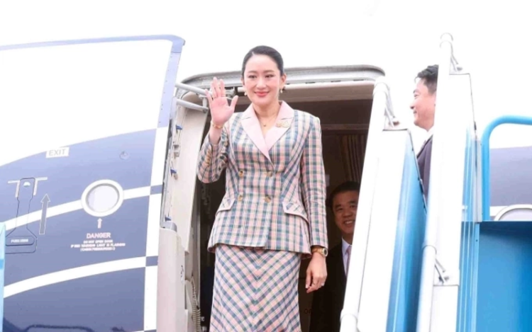 Thủ tướng Thái Lan đến Việt Nam, thúc đẩy quan hệ song phương lên tầm cao mới. Thủ tướng Paetongtarn Shinawatra rời chuyên cơ tại sân bay Nội Bài hôm nay. Ảnh: TTXVN