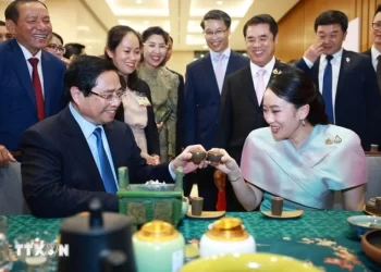 Thủ tướng Thái Lan cùng Thủ tướng Việt Nam thưởng trà, thúc đẩy quan hệ song phương. Trong khuôn khổ chuyến thăm chính thức Việt Nam, Thủ tướng Thái Lan Paetongtarn Shinawatra và Thủ tướng Phạm Minh Chính đã cùng tham gia nhiều hoạt động giao lưu văn hóa đặc sắc. Nổi bật trong số đó là hoạt động thưởng trà truyền thống và trải nghiệm nghề thủ công mỹ nghệ Việt Nam – biểu tượng cho sự gắn kết hữu nghị và tương đồng văn hóa giữa hai quốc gia Đông Nam Á. Thủ tướng Thái Lan thưởng thức trà Việt và trải nghiệm văn hóa dân gian Ngày 15/5, Thủ tướng Phạm Minh Chính cùng Thủ tướng Thái Lan Paetongtarn Shinawatra đã tham quan không gian văn hóa truyền thống Việt Nam, nơi trưng bày các sản phẩm thủ công mỹ nghệ đặc sắc và ảnh triển lãm về quan hệ Việt Nam – Thái Lan. Hai nhà lãnh đạo cùng thưởng lãm và nghe giới thiệu về các nghề truyền thống như nặn tò he, làm nón lá, mây tre đan, tranh dân gian Đông Hồ và gốm sứ. Đặc biệt, Thủ tướng Paetongtarn đã trực tiếp trải nghiệm vẽ tranh Đông Hồ – một loại hình nghệ thuật truyền thống mang đậm dấu ấn văn hóa Việt. Sau buổi trải nghiệm, hai Thủ tướng đã cùng thưởng thức trà truyền thống Việt Nam, trong không gian đậm chất Á Đông, tạo nên không khí giao lưu gần gũi và gắn bó. Trưng bày ảnh quan hệ Việt Nam – Thái Lan Trong cùng khuôn khổ, trưng bày ảnh về đất nước, con người và mối quan hệ song phương được tổ chức, với gần 20 bức ảnh ghi lại hành trình phát triển quan hệ Việt Nam – Thái Lan từ khi thiết lập ngoại giao năm 1976 đến nay. Các bức ảnh phản ánh những dấu mốc lịch sử quan trọng, từ giai đoạn thiết lập quan hệ Đối tác Chiến lược năm 2013, đến việc triển khai các hợp tác trên các lĩnh vực chính trị, kinh tế, thương mại, giáo dục và văn hóa. Chủ tịch Quốc hội Việt Nam tiếp Thủ tướng Thái Lan Chiều cùng ngày, Chủ tịch Quốc hội Trần Thanh Mẫn đã có buổi tiếp Thủ tướng Thái Lan Paetongtarn Shinawatra. Tại đây, hai bên đánh giá cao tiềm năng hợp tác giữa hai quốc gia và nhấn mạnh cần tận dụng lợi thế bổ sung trong các lĩnh vực như kinh tế số, năng lượng xanh, chuỗi cung ứng, và nông nghiệp thông minh. Chủ tịch Quốc hội đề xuất hai bên đẩy mạnh phối hợp khai thác hiệu quả các hiệp định thương mại tự do như Hiệp định RCEP để đạt mục tiêu kim ngạch thương mại hai chiều 25 tỷ USD vào năm 2030. Nội các chung lần thứ 4 và các định hướng hợp tác tương lai Thủ tướng Thái Lan đến Việt Nam lần này nhằm đồng chủ trì Kỳ họp Nội các chung lần thứ 4 Việt Nam – Thái Lan. Đây là kỳ họp quan trọng, đánh dấu 20 năm thành lập cơ chế JCR (Joint Cabinet Retreat) – một cơ chế duy nhất Thái Lan duy trì với Việt Nam. Kỳ họp là dịp để hai nước đưa ra các định hướng chiến lược, đặc biệt là Chiến lược “Ba Kết nối” bao gồm kết nối chuỗi cung ứng, doanh nghiệp và hợp tác địa phương. Lãnh đạo hai nước cũng nhất trí đẩy mạnh kết nối giao thông, hợp tác trong lĩnh vực lập pháp, mở rộng giao lưu nhân dân và phát triển du lịch song phương. Quan hệ Việt Nam – Thái Lan ngày càng khăng khít Tính đến năm 2024, Thái Lan là đối tác thương mại lớn nhất của Việt Nam trong ASEAN, với kim ngạch hai chiều đạt 20,2 tỷ USD. Về đầu tư, Thái Lan đứng thứ 9 trong số 149 quốc gia và vùng lãnh thổ có dự án tại Việt Nam, với hơn 14,8 tỷ USD vốn đăng ký. Thủ tướng Thái Lan khẳng định sẽ thúc đẩy các sáng kiến kinh tế xanh, chuyển đổi số và bền vững, đồng thời khuyến khích tăng cường hợp tác cấp địa phương – vốn đang được củng cố bởi 19 cặp tỉnh, thành phố đã ký kết nghĩa và hợp tác. Kết luận: Chuyến thăm mang tính chiến lược và gắn kết văn hóa Chuyến thăm của Thủ tướng Thái Lan Paetongtarn Shinawatra tới Việt Nam không chỉ là sự kiện ngoại giao quan trọng, mà còn góp phần làm sâu sắc thêm mối quan hệ láng giềng gần gũi, hữu nghị và hợp tác toàn diện giữa hai quốc gia. Thông qua các hoạt động văn hóa như thưởng trà và tham quan nghề truyền thống, hai nhà lãnh đạo đã truyền đi thông điệp về sự tôn trọng và chia sẻ giá trị bản sắc dân tộc – yếu tố then chốt làm nền tảng cho sự phát triển bền vững trong quan hệ Việt Nam – Thái Lan.