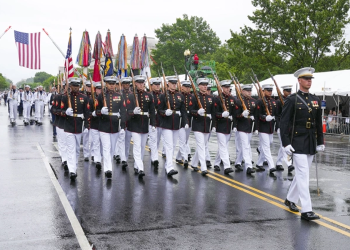 Mỹ duyệt binh lớn kỷ niệm 250 năm Lục quân, chi phí có thể lên đến 45 triệu USD. Binh sĩ lục quân Mỹ tham gia diễu binh ở thủ đô Washington tháng 3/2023. Ảnh: US Army