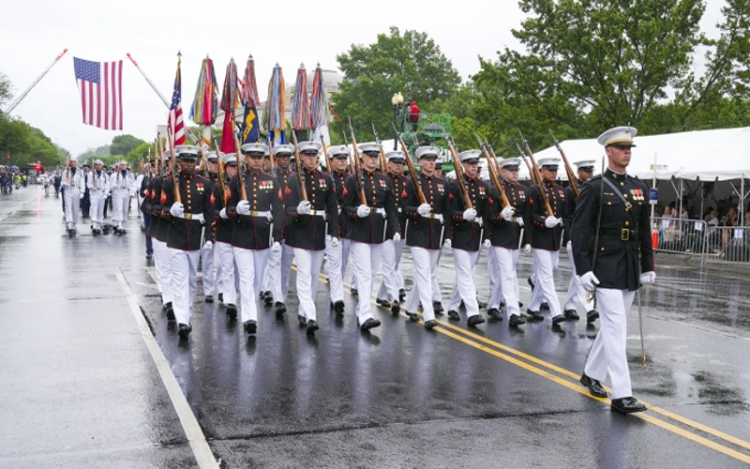 Mỹ duyệt binh lớn kỷ niệm 250 năm Lục quân, chi phí có thể lên đến 45 triệu USD. Binh sĩ lục quân Mỹ tham gia diễu binh ở thủ đô Washington tháng 3/2023. Ảnh: US Army