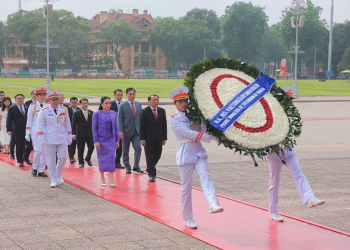 Thủ tướng Vương quốc Thái Lan Paetongtarn Shinawatra đặt vòng hoa và vào Lăng viếng Chủ tịch Hồ Chí Minh. Ảnh: Hữu Hưng