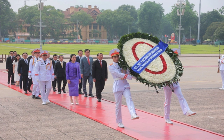 Thủ tướng Vương quốc Thái Lan Paetongtarn Shinawatra đặt vòng hoa và vào Lăng viếng Chủ tịch Hồ Chí Minh. Ảnh: Hữu Hưng
