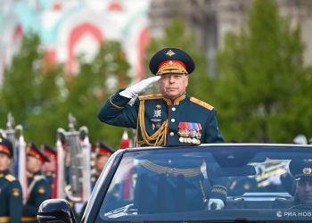 Tướng Oleg Salyukov tại lễ Duyệt binh Chiến thắng trên Quảng trường Đỏ ngày 9/5. Ảnh: RIA Novosti. tư lệnh lục quân Nga