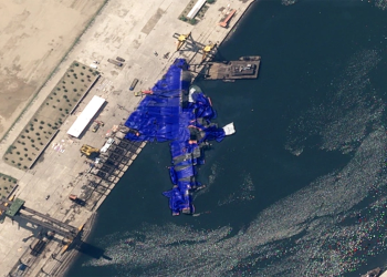 Ảnh vệ tinh chiến hạm Triều Tiên hé lộ hậu quả sự cố hạ thủy nghiêm trọng. Tàu chiến Triều Tiên sau sự cố hạ thủy tại nhà máy đóng tàu ở Chongjin ngày 21/5. Ảnh: Airbus Defense and Space